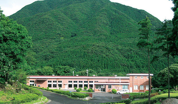 私たちが自信を持っておいしい製品を皆様にお届けします! 写真:桜田工場長、製造スタッフ